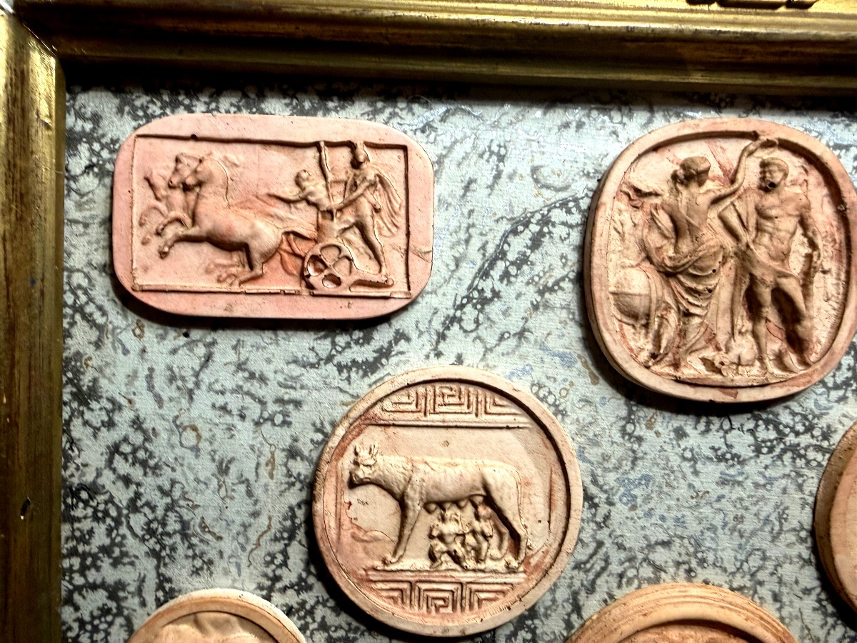 Collection présentée encadrée de camées en terra-cotta Italienne à l'image d'Antiques Années 30-photo-2