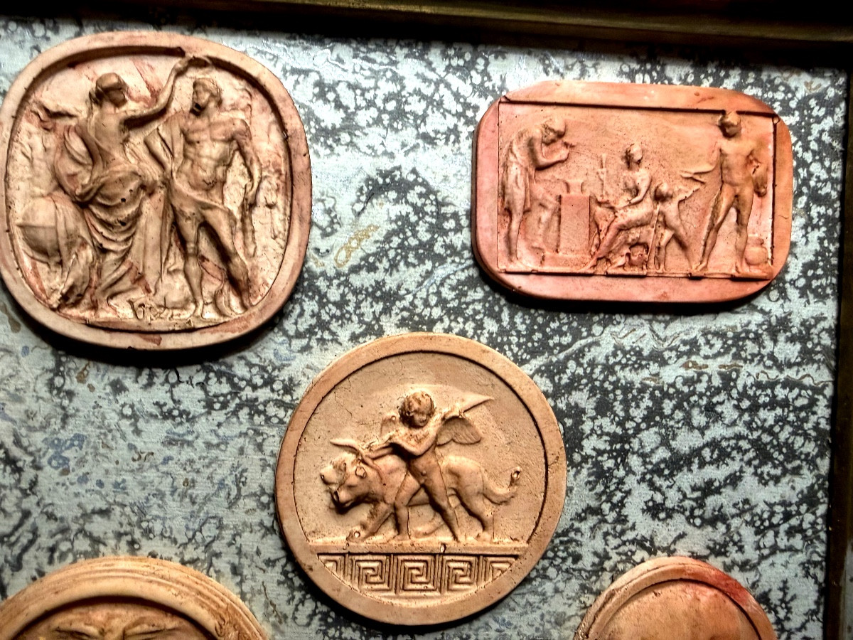 Collection présentée encadrée de camées en terra-cotta Italienne à l'image d'Antiques Années 30-photo-4