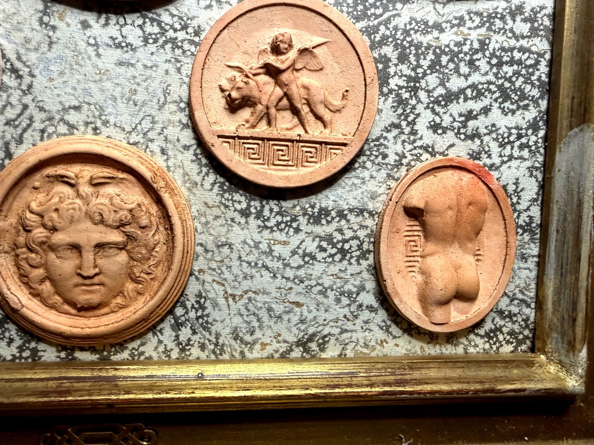 Collection présentée encadrée de camées en terra-cotta Italienne à l'image d'Antiques Années 30-photo-1