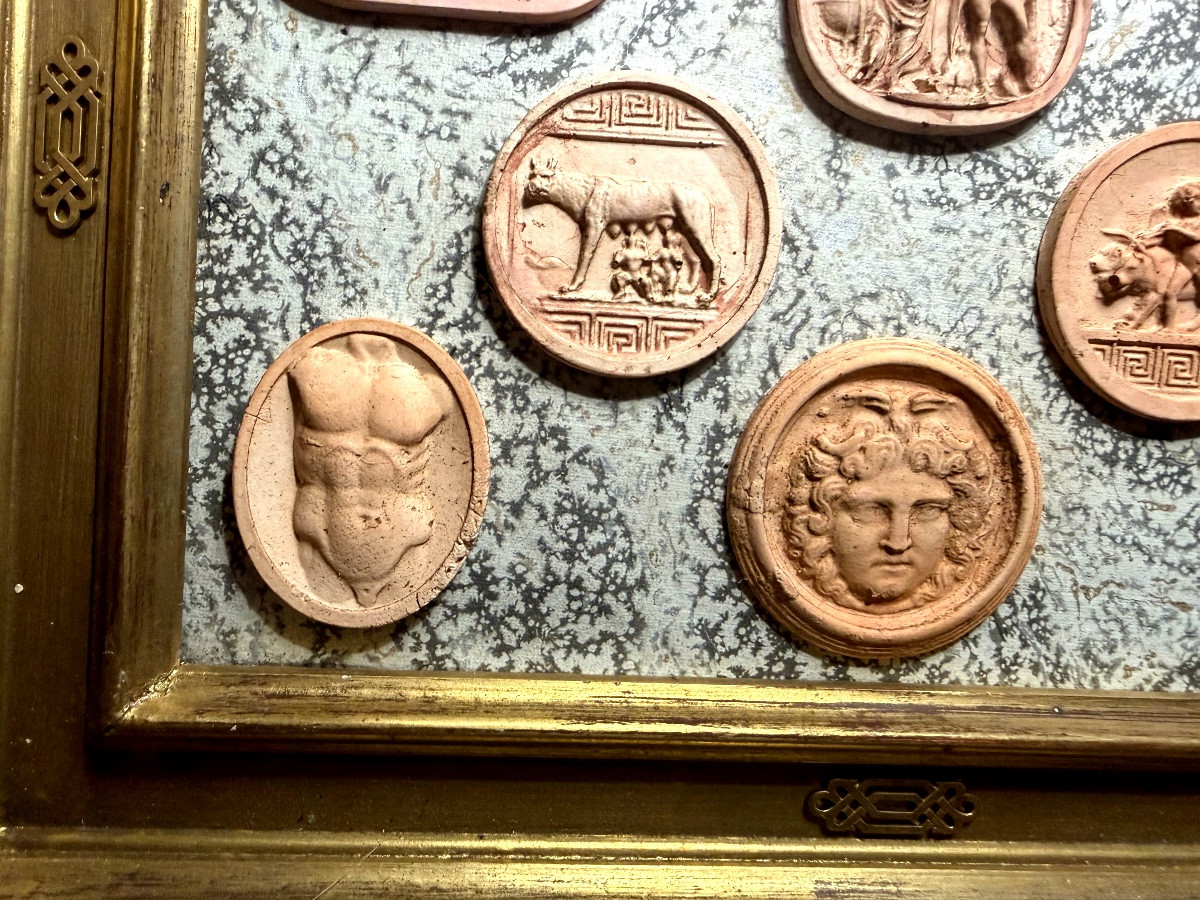 Collection présentée encadrée de camées en terra-cotta Italienne à l'image d'Antiques Années 30-photo-3