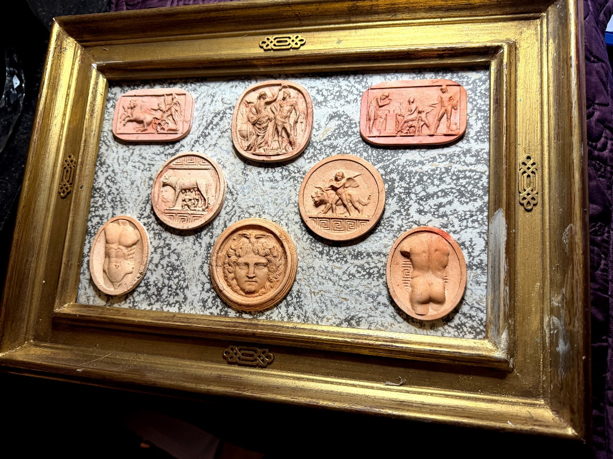 Collection présentée encadrée de camées en terra-cotta Italienne à l'image d'Antiques Années 30-photo-5