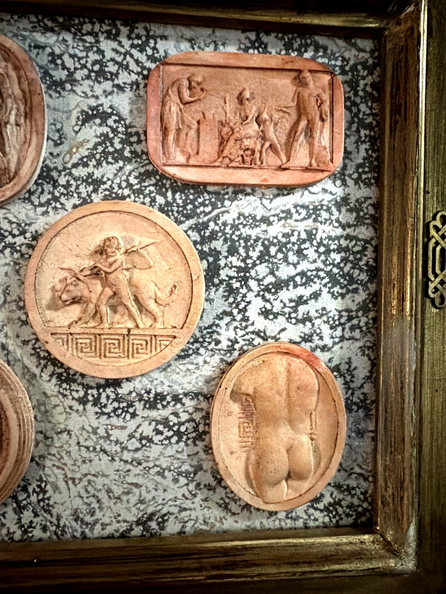 Collection présentée encadrée de camées en terra-cotta Italienne à l'image d'Antiques Années 30-photo-7
