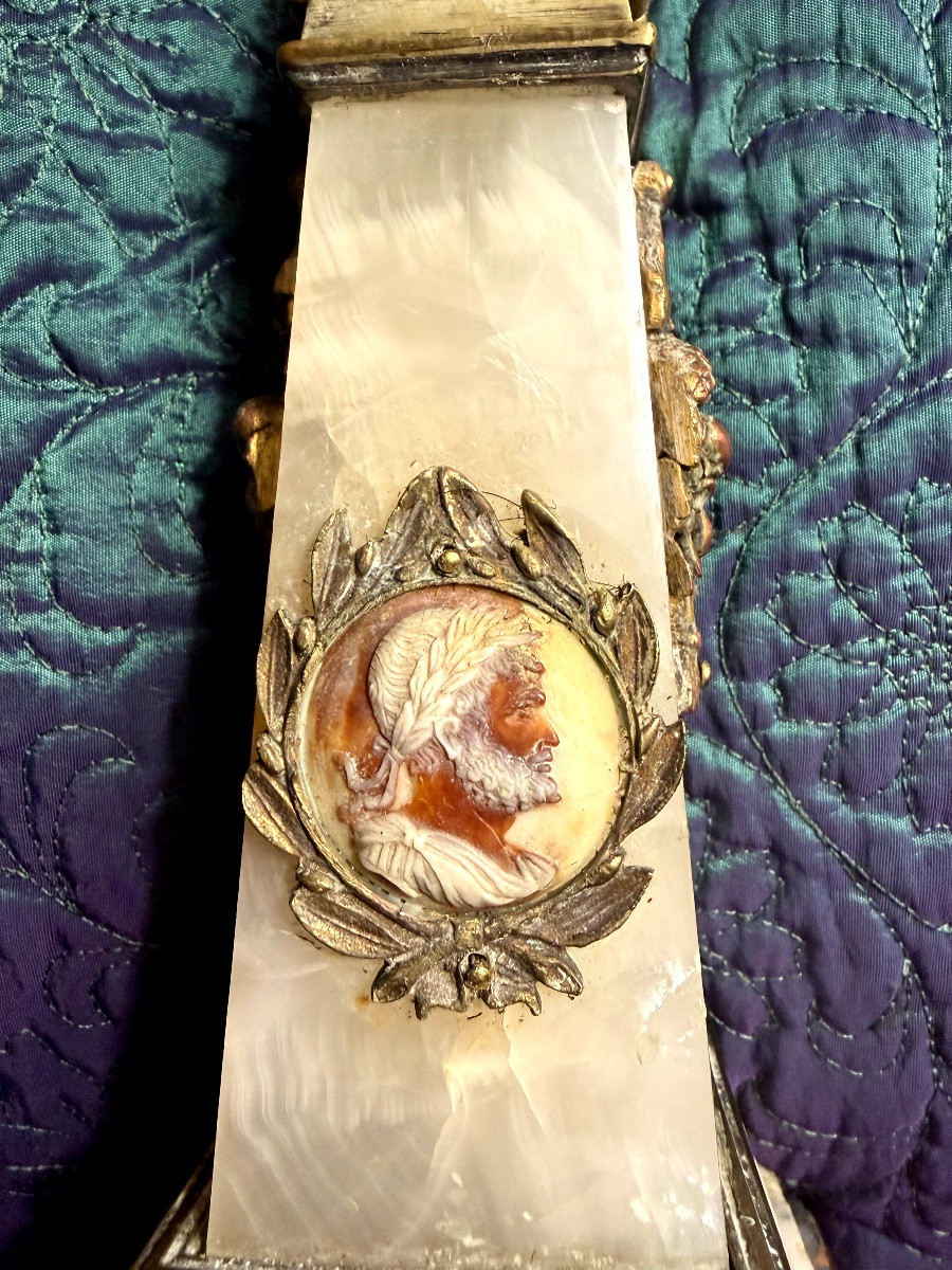 Obélisque en onyx laiteux ornementé d'un camée XVIIIème du Profil de" Scipion l'Africain ",1830-photo-2