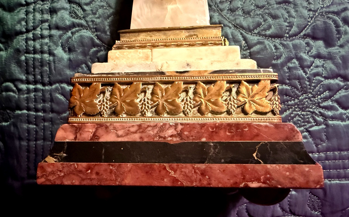 Obélisque en onyx laiteux ornementé d'un camée XVIIIème du Profil de" Scipion l'Africain ",1830-photo-3