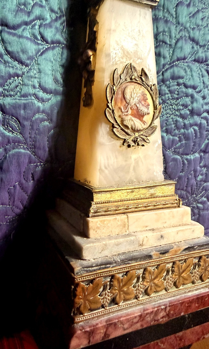 Obélisque en onyx laiteux ornementé d'un camée XVIIIème du Profil de" Scipion l'Africain ",1830-photo-2