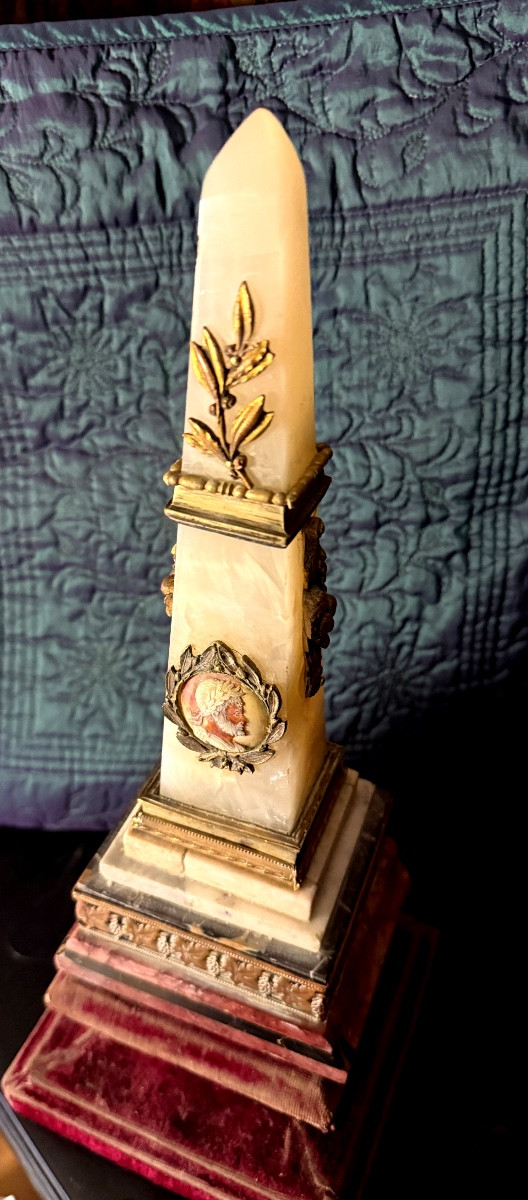 Obélisque en onyx laiteux ornementé d'un camée XVIIIème du Profil de" Scipion l'Africain ",1830-photo-3