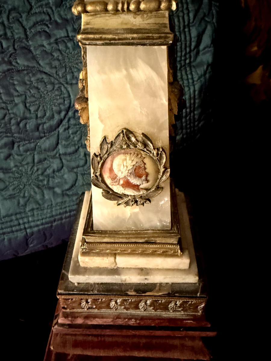 Obélisque en onyx laiteux ornementé d'un camée XVIIIème du Profil de" Scipion l'Africain ",1830-photo-4