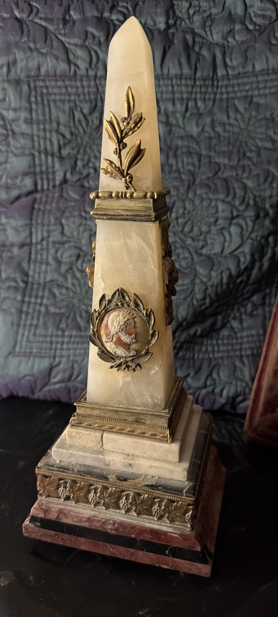 Obélisque en onyx laiteux ornementé d'un camée XVIIIème du Profil de" Scipion l'Africain ",1830-photo-7