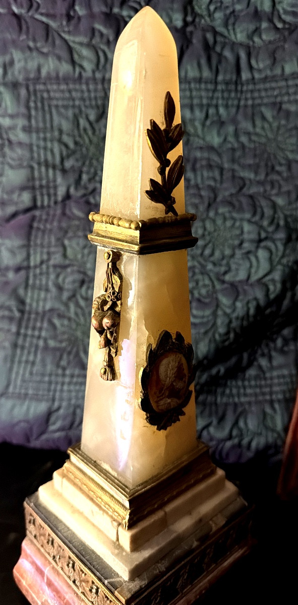 Obélisque en onyx laiteux ornementé d'un camée XVIIIème du Profil de" Scipion l'Africain ",1830-photo-8