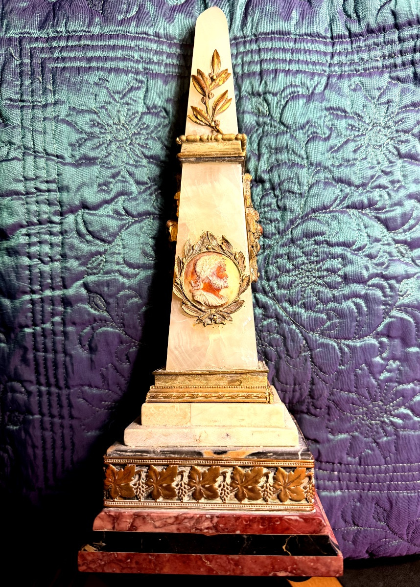 Obélisque en onyx laiteux ornementé d'un camée XVIIIème du Profil de" Scipion l'Africain ",1830