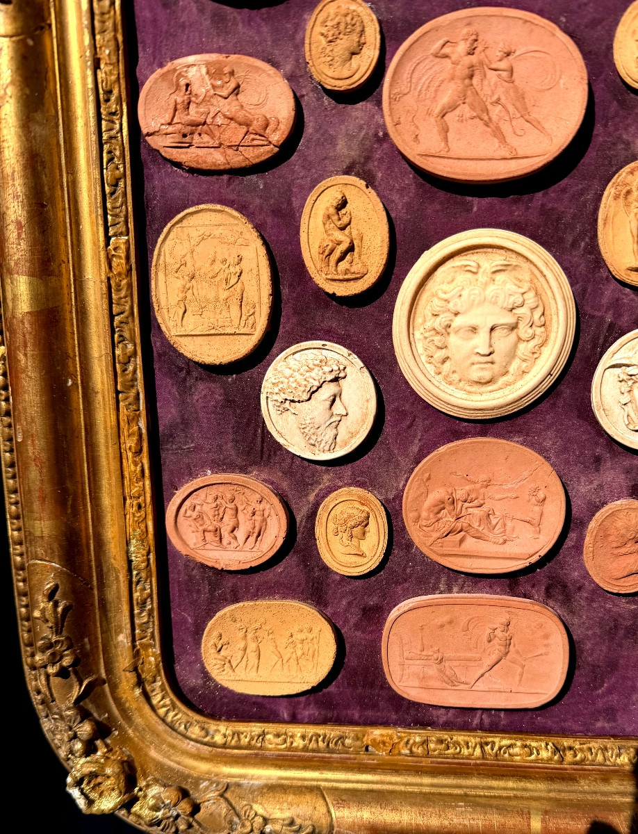 Collection Of Large Grand Tour Cameos In 19th-century Italian Terracotta, In A Gilded Romantic Frame-photo-4