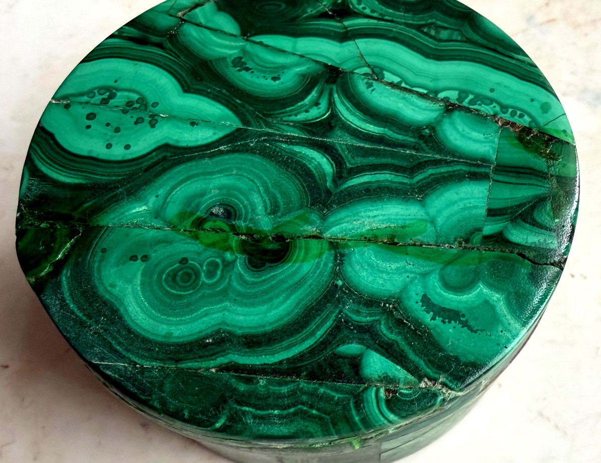 Round 19th-century Bronze Powder Compact In Raw Green Malachite, Beautifully Crafted With Intricate Marquetry.-photo-2