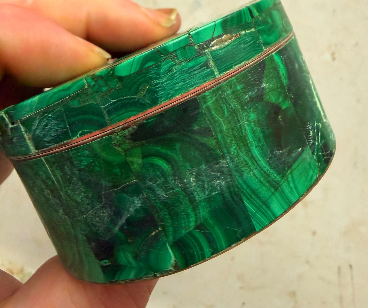 Round 19th-century Bronze Powder Compact In Raw Green Malachite, Beautifully Crafted With Intricate Marquetry.-photo-3