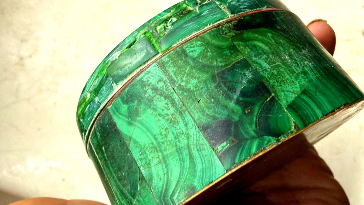 Round 19th-century Bronze Powder Compact In Raw Green Malachite, Beautifully Crafted With Intricate Marquetry.-photo-4