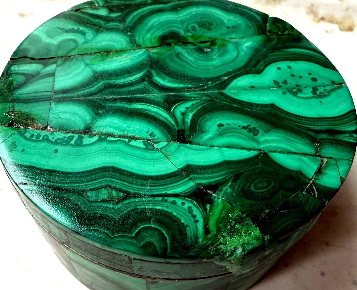 Round 19th-century Bronze Powder Compact In Raw Green Malachite, Beautifully Crafted With Intricate Marquetry.-photo-6