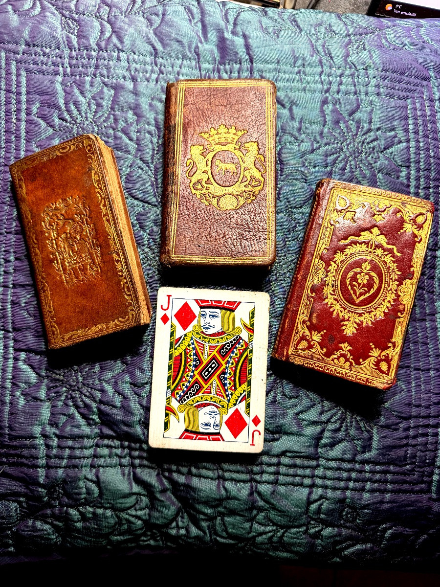 Collection de trois petits Almanachs XVIIIème aux plats décorés à encadrement en cuir maroquin.-photo-2