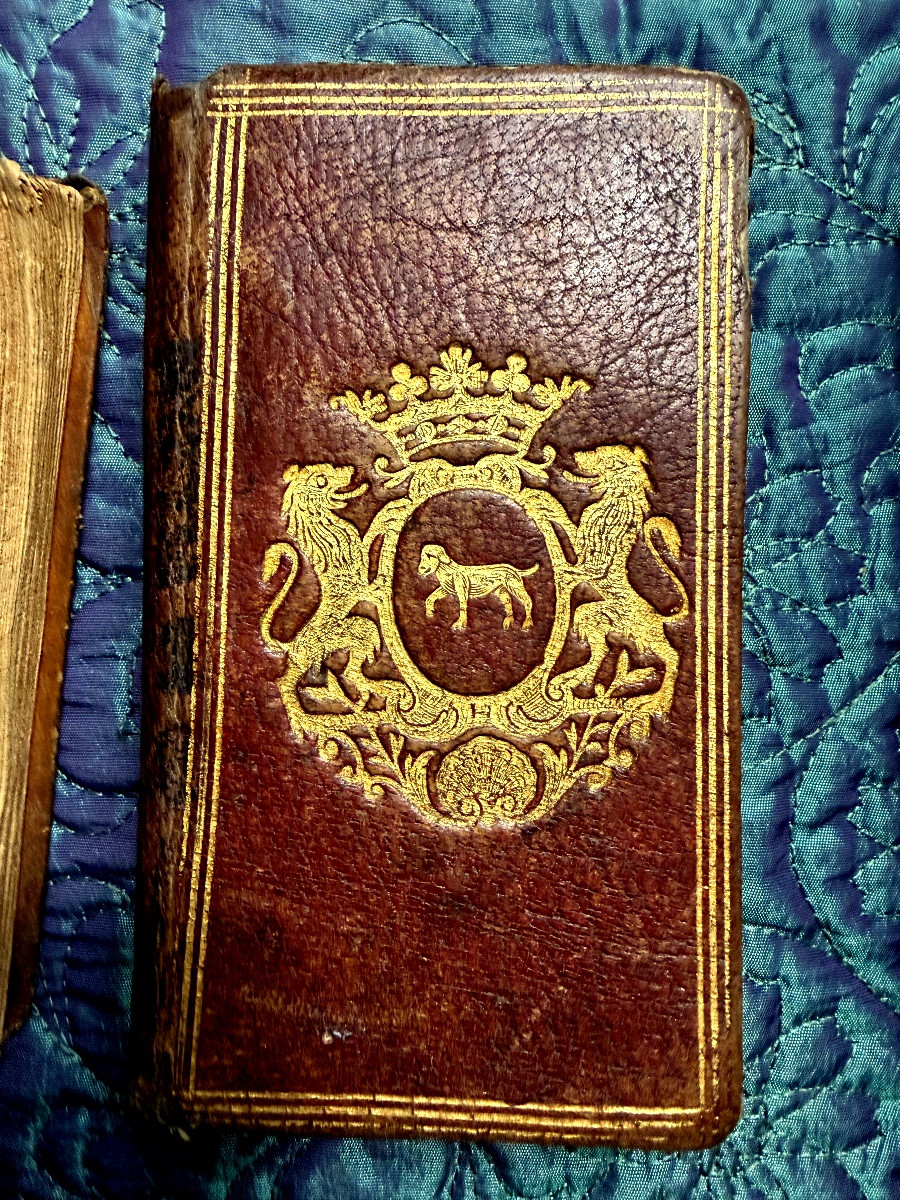 Collection de trois petits Almanachs XVIIIème aux plats décorés à encadrement en cuir maroquin.-photo-4