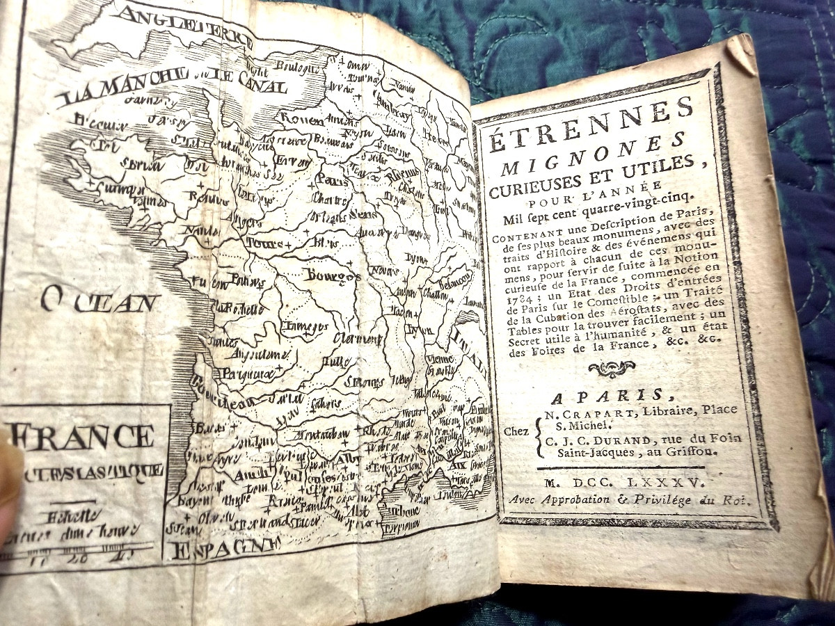 Collection de trois petits Almanachs XVIIIème aux plats décorés à encadrement en cuir maroquin.-photo-4