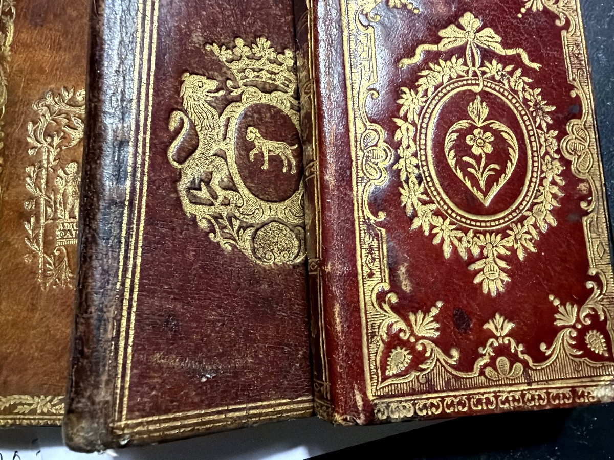 Collection de trois petits Almanachs XVIIIème aux plats décorés à encadrement en cuir maroquin.-photo-7