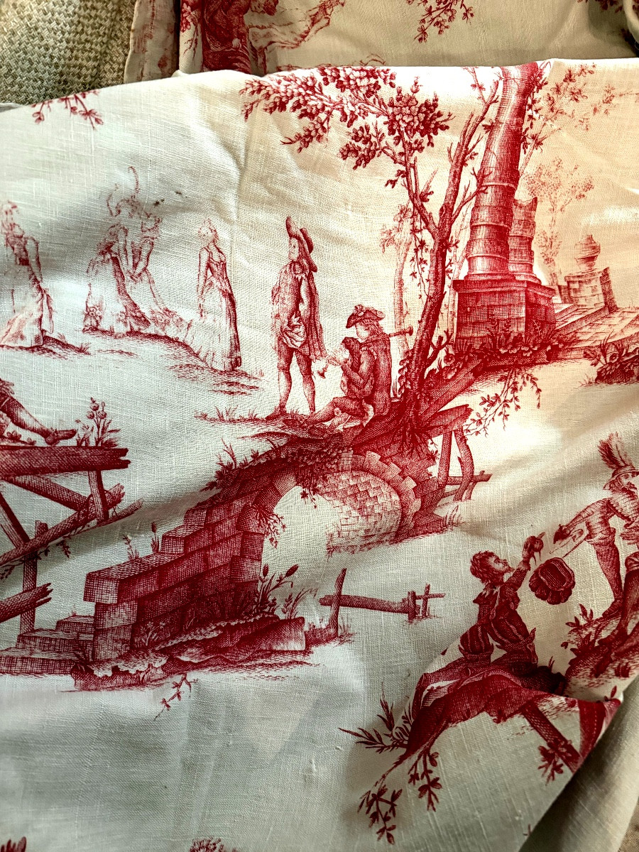 Laie assemblée d'une toile de Jouy  blanche  a divers beaux motifs rouges du XVIIIème siècle-photo-5