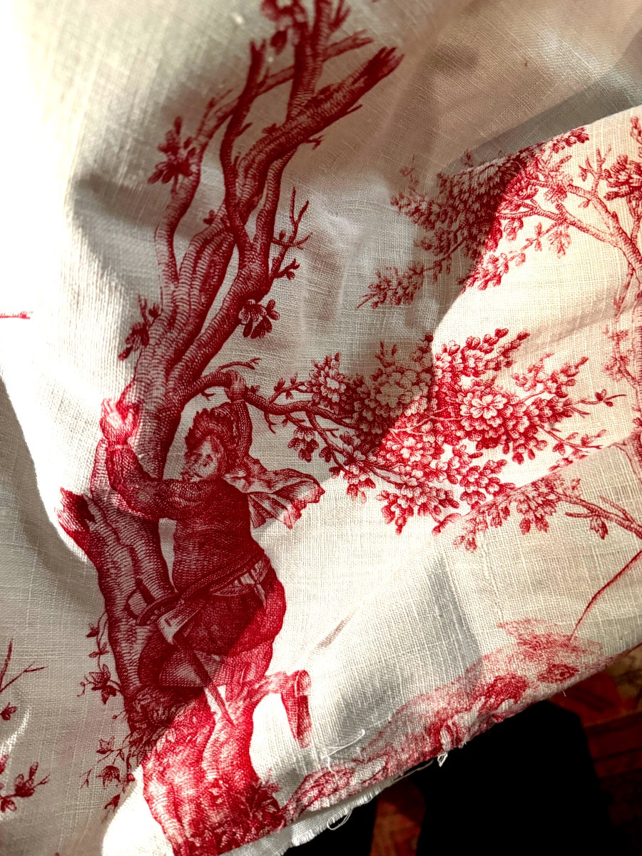 Laie assemblée d'une toile de Jouy  blanche  a divers beaux motifs rouges du XVIIIème siècle-photo-7