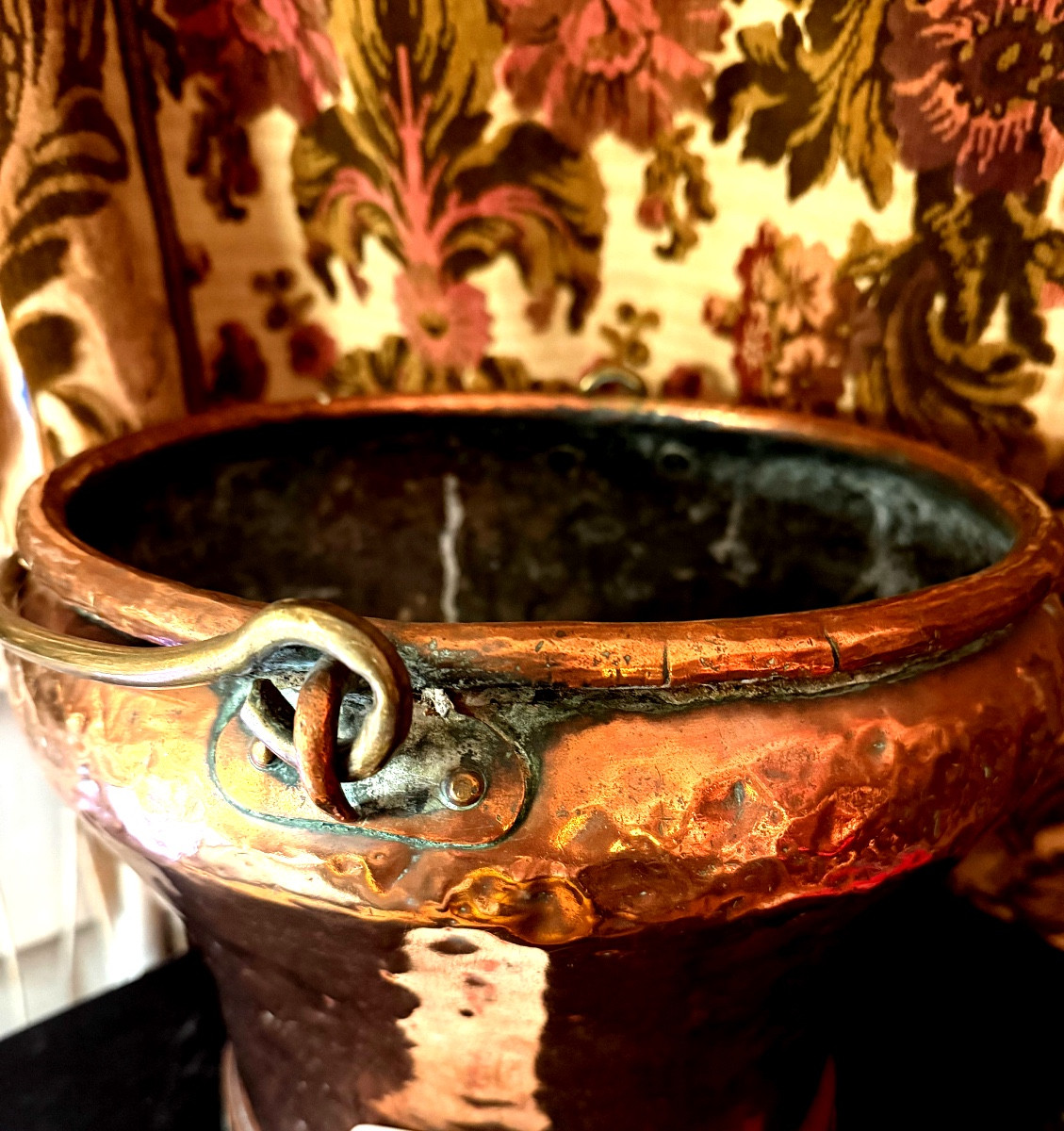 Elégant cuivre rouge XVIIIème , sceau évasé à col bordé piètement en plinthe saillante bon état-photo-2