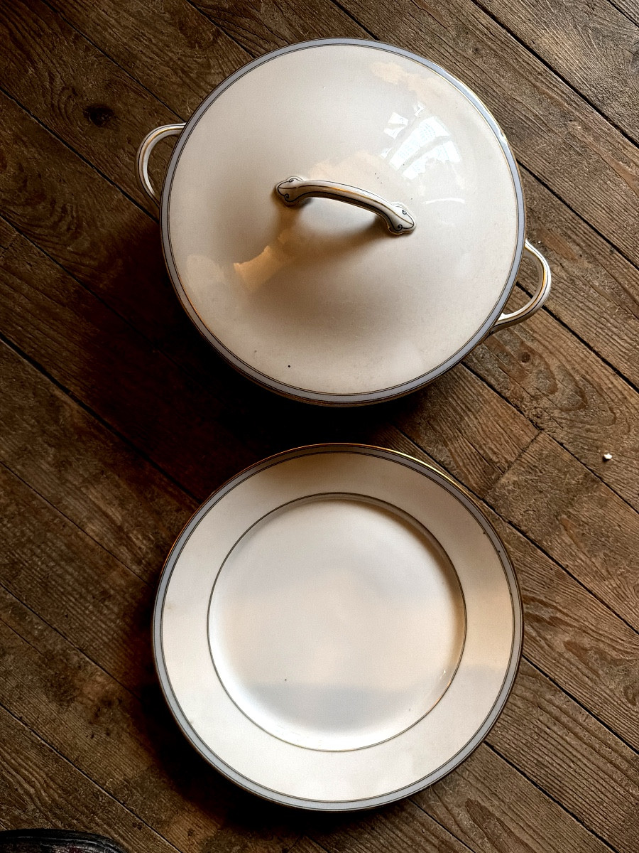 185 Pièces de Table porcelaine  blanche filets : Limoges G.D.A. Le fleuron de l'Art de la Table-photo-1