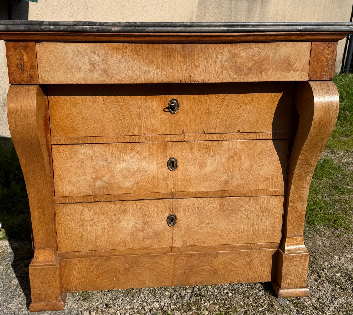 Sobre et élégante commode à croces Charles X , plaquée d'orme blond 4 tiroirs beau marbre veiné-photo-2