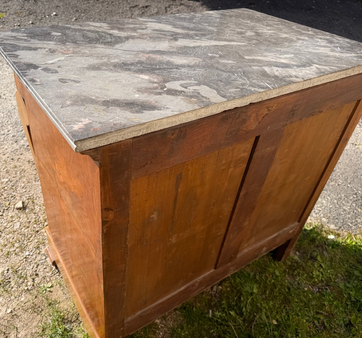 Sobre et élégante commode à croces Charles X , plaquée d'orme blond 4 tiroirs beau marbre veiné-photo-1