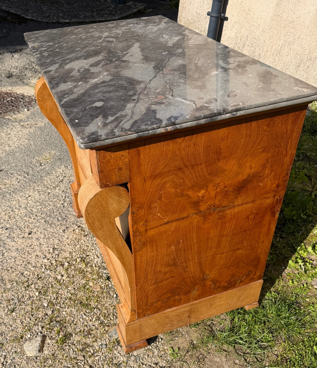 Sobre et élégante commode à croces Charles X , plaquée d'orme blond 4 tiroirs beau marbre veiné-photo-2