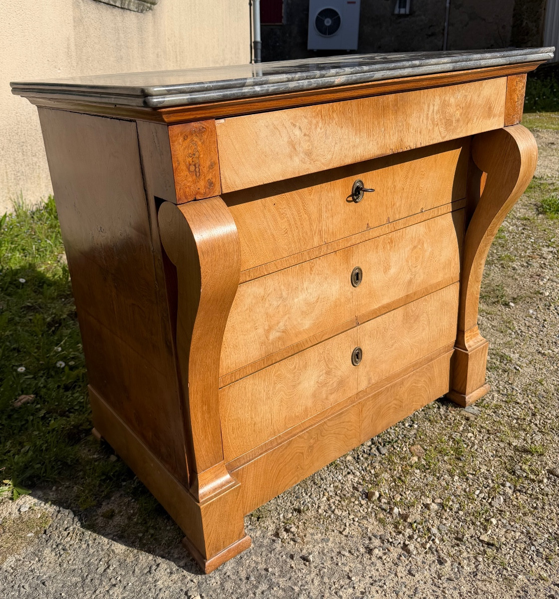 Sobre et élégante commode à croces Charles X , plaquée d'orme blond 4 tiroirs beau marbre veiné-photo-4