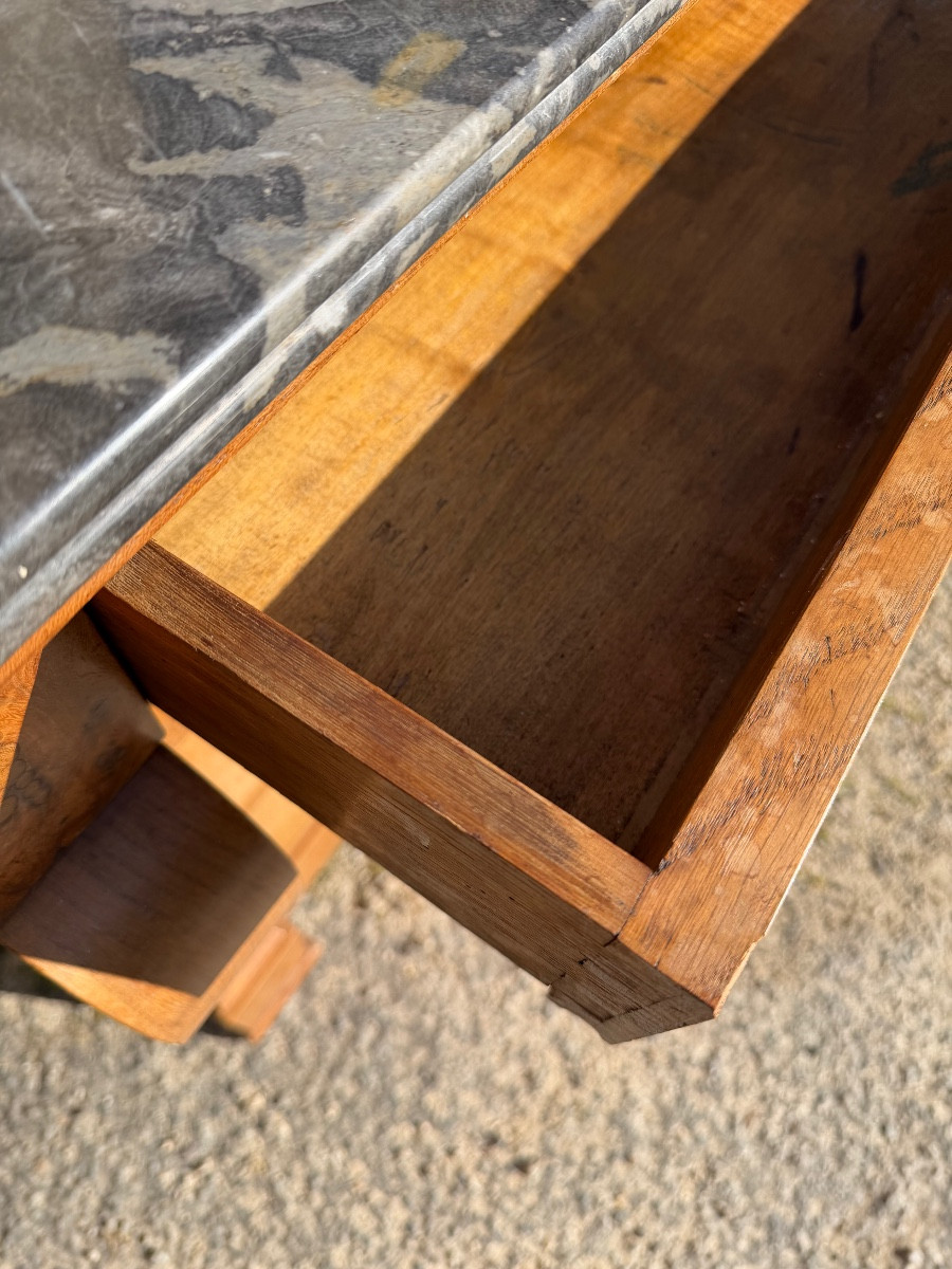 Sobre et élégante commode à croces Charles X , plaquée d'orme blond 4 tiroirs beau marbre veiné-photo-5