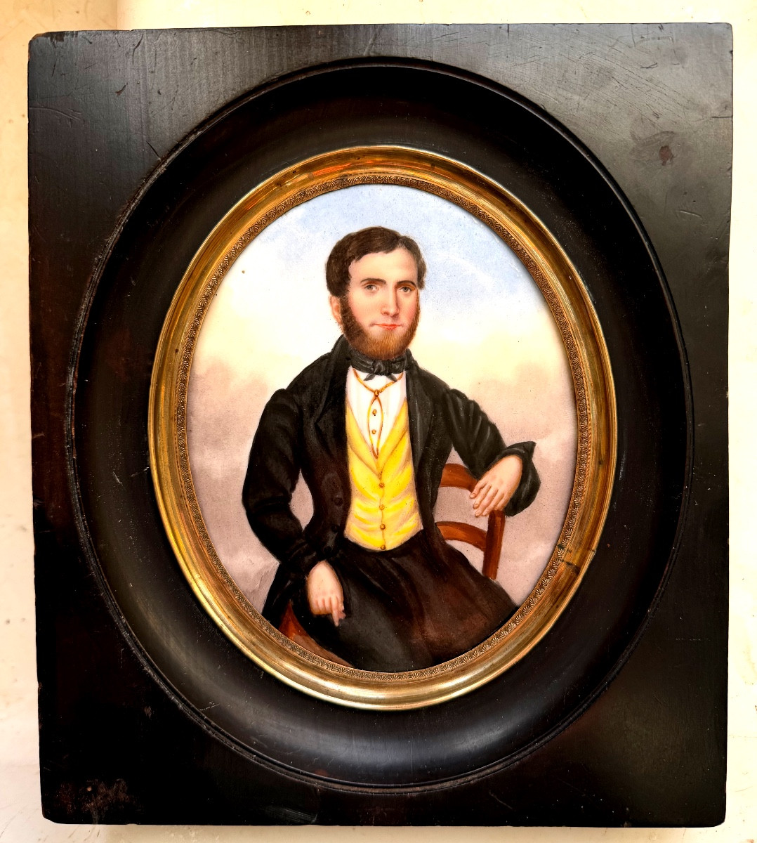 Portrait a la miniature  sur porcelaine d'un Bourgeois assis sur une chaise en grande tenue enc