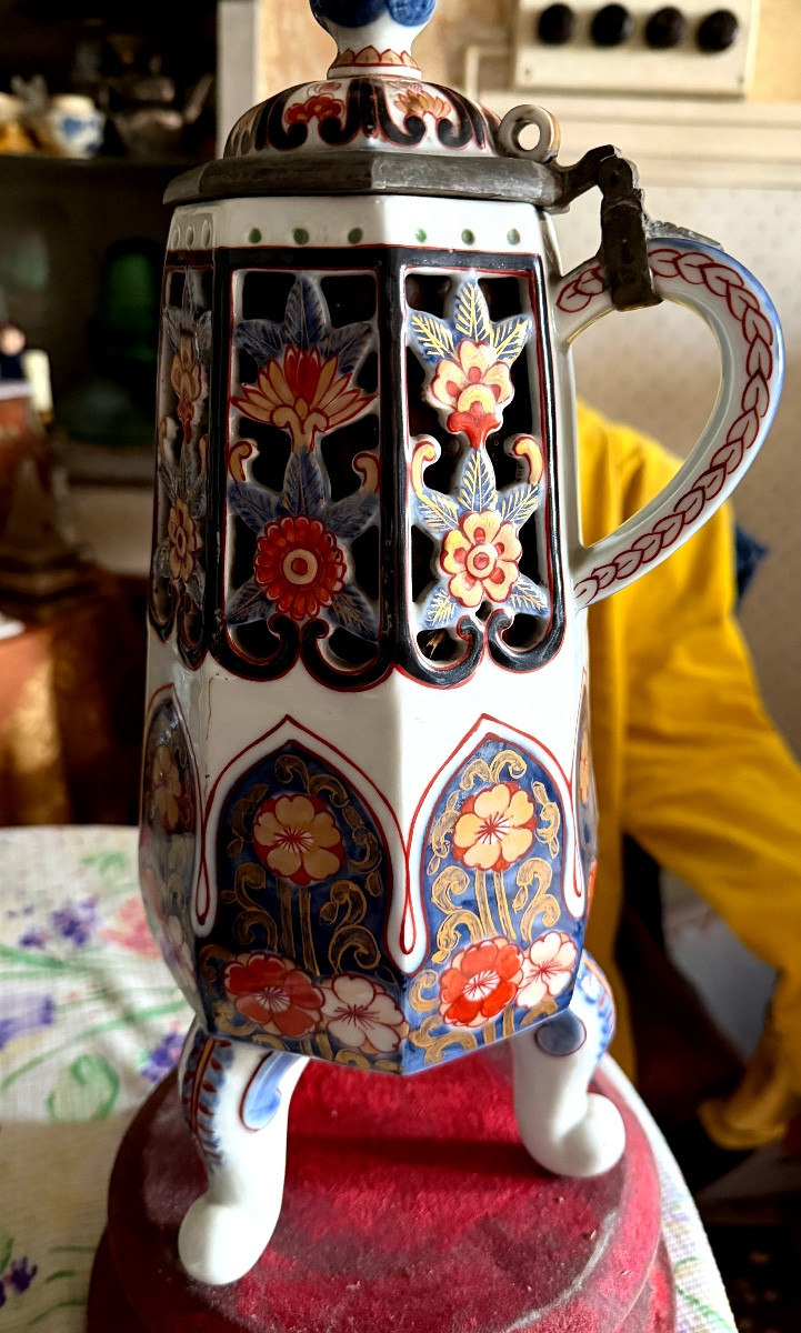  Beau Samovar  couvert en porcelaine Imari Japon sur trois pieds formant fontaine à thé XIX ème