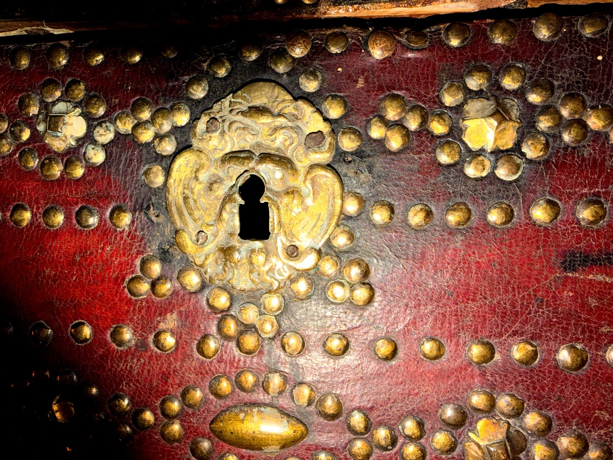 Louis XIV Style Table Chest, Covered In Red Morocco Leather With Studs And A Decorated Front With A Forged Handle-photo-3