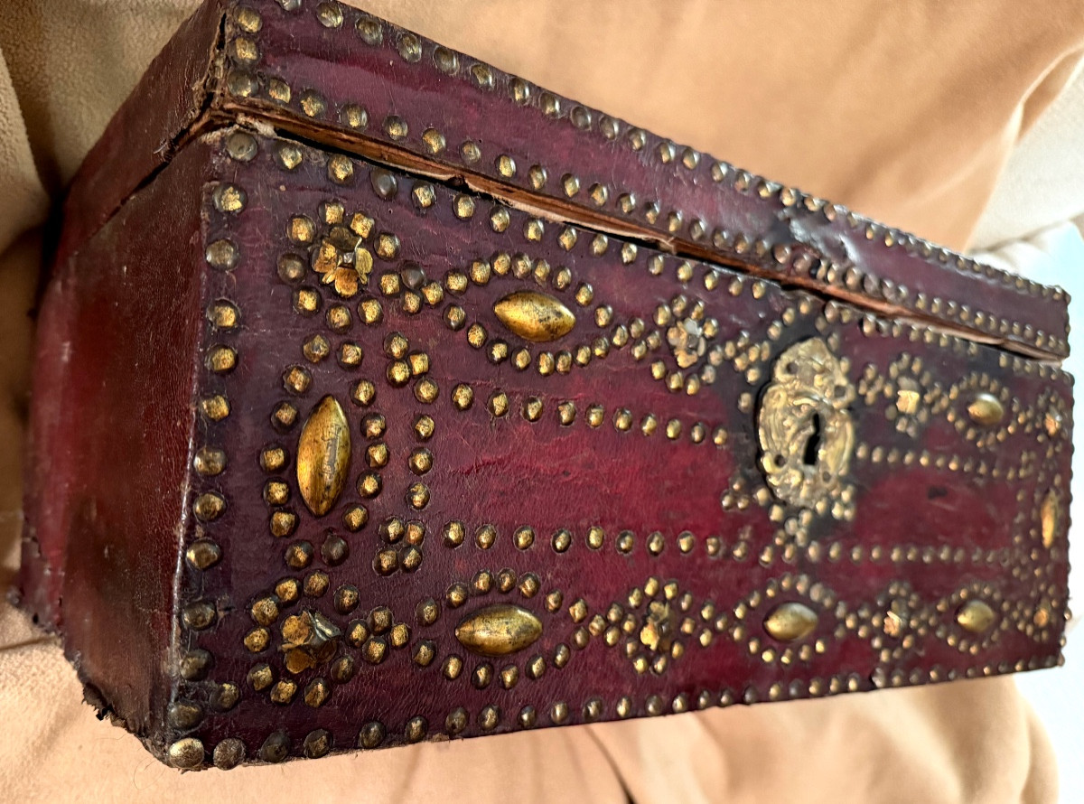 Louis XIV Style Table Chest, Covered In Red Morocco Leather With Studs And A Decorated Front With A Forged Handle-photo-4