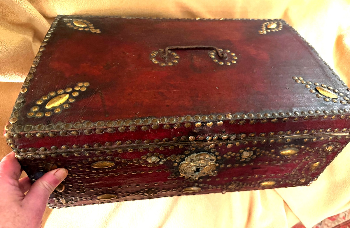 Louis XIV Style Table Chest, Covered In Red Morocco Leather With Studs And A Decorated Front With A Forged Handle-photo-8