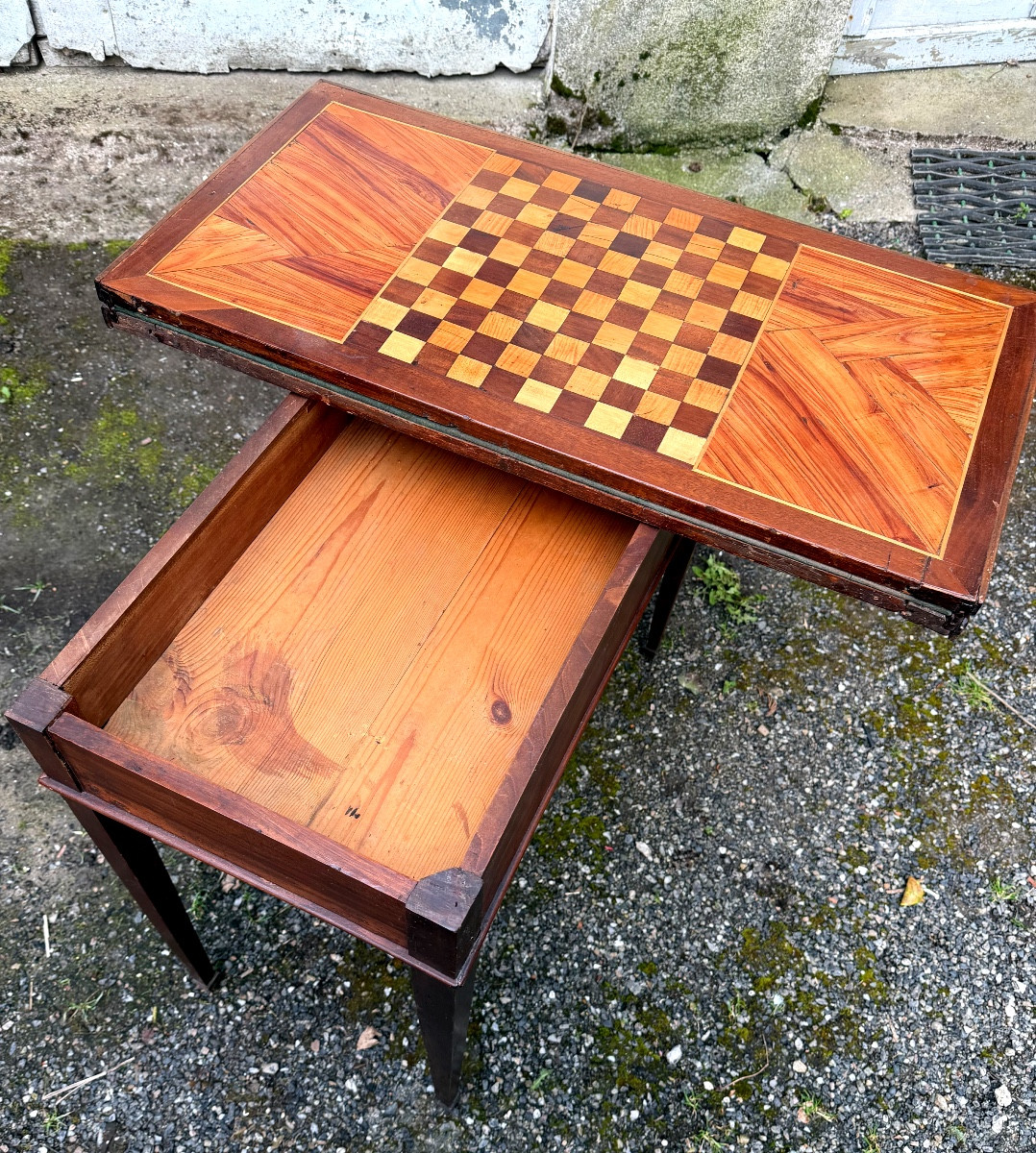 Elégante Table fin XVIIIème en bois fruitier et en marqueterie  , portefeuille époque Louis XVI