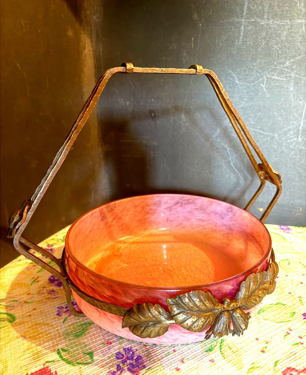 Art-deco Fruit Bowl In Purplish-pink Pâte De Verre In Patinated Wrought-iron Leaf Frame
