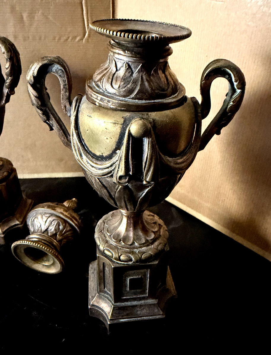 Paire de bougeoirs Louis XVI réversibles en forme de vase de parc sur piédestal en bronze XVIII-photo-1