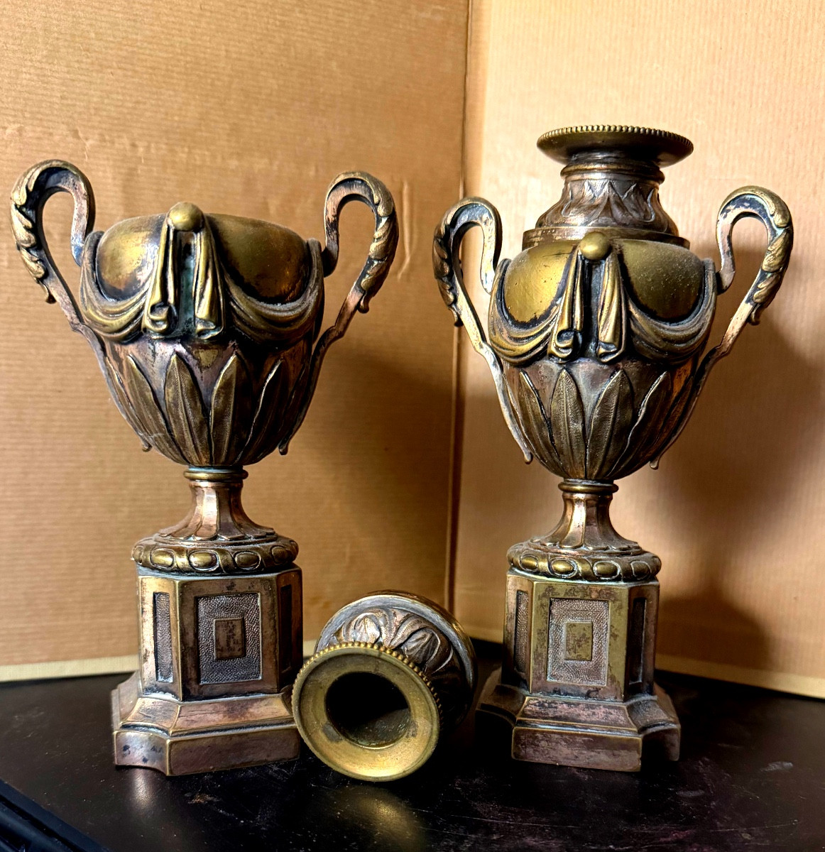 Paire de bougeoirs Louis XVI réversibles en forme de vase de parc sur piédestal en bronze XVIII-photo-2