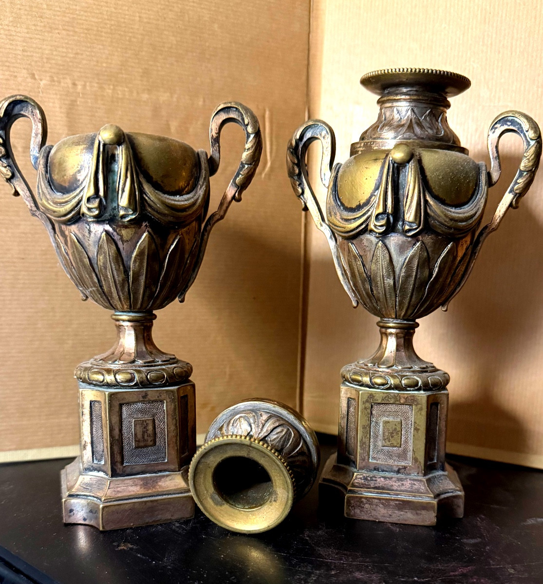 Paire de bougeoirs Louis XVI réversibles en forme de vase de parc sur piédestal en bronze XVIII-photo-4