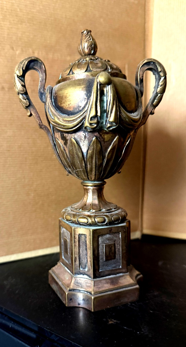 Paire de bougeoirs Louis XVI réversibles en forme de vase de parc sur piédestal en bronze XVIII-photo-5