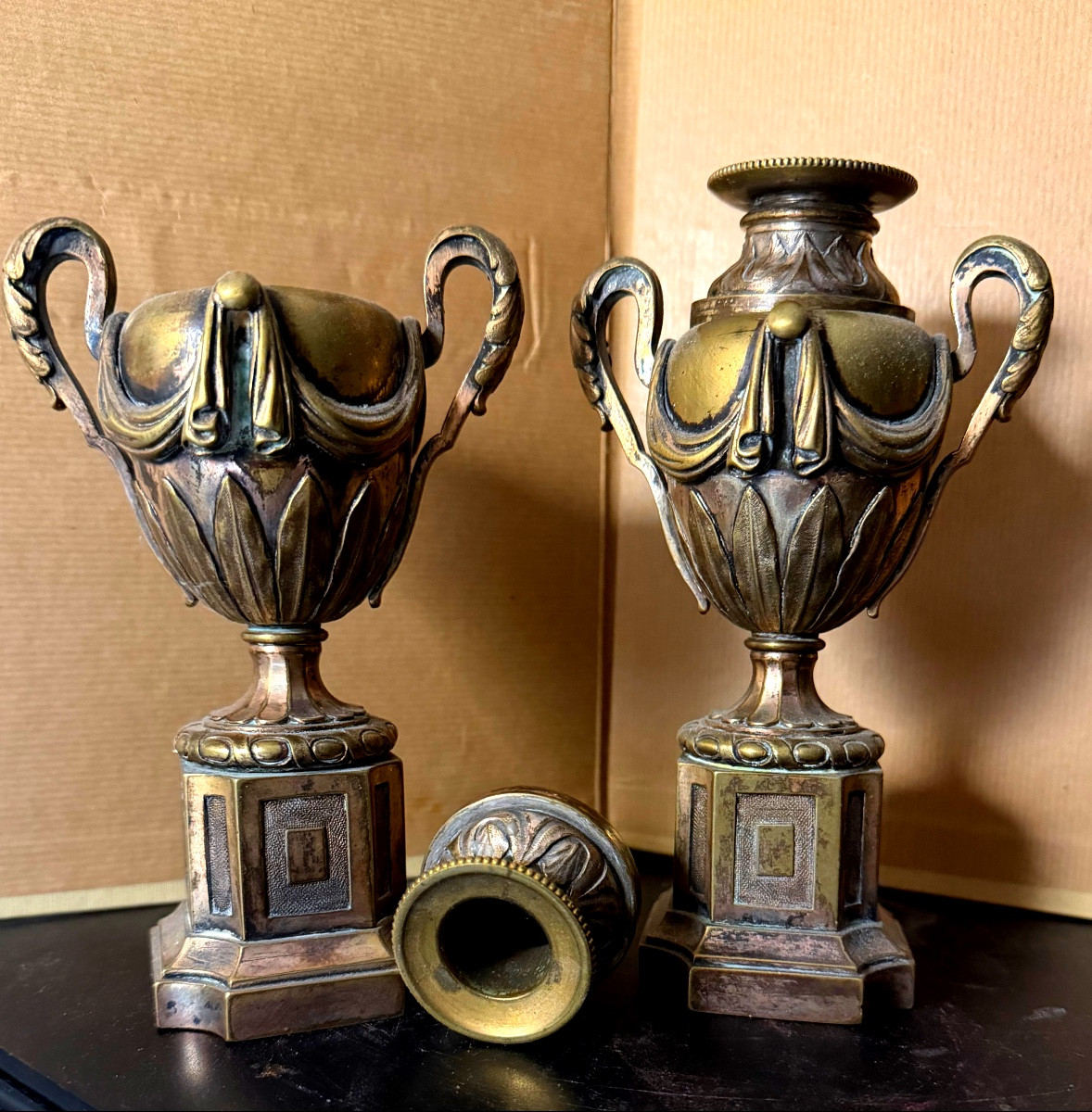Paire de bougeoirs Louis XVI réversibles en forme de vase de parc sur piédestal en bronze XVIII-photo-7