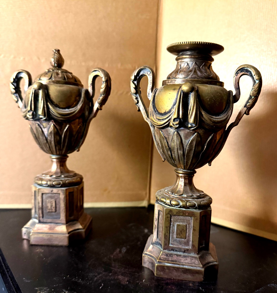 Paire de bougeoirs Louis XVI réversibles en forme de vase de parc sur piédestal en bronze XVIII-photo-8