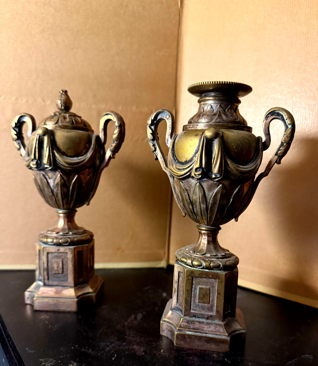 Paire de bougeoirs Louis XVI réversibles en forme de vase de parc sur piédestal en bronze XVIII