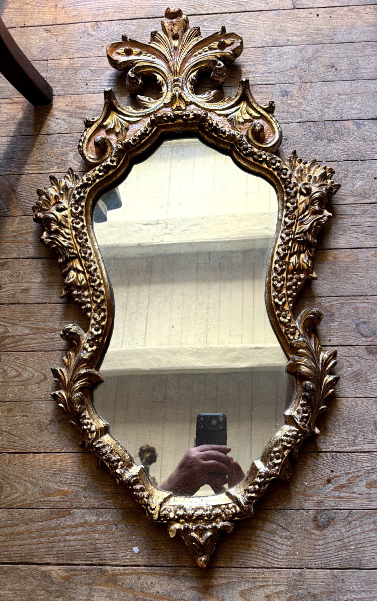  glace baroque ,bois doré Vénitienne fin XIXème richement sculptée chantournée  haut en panache