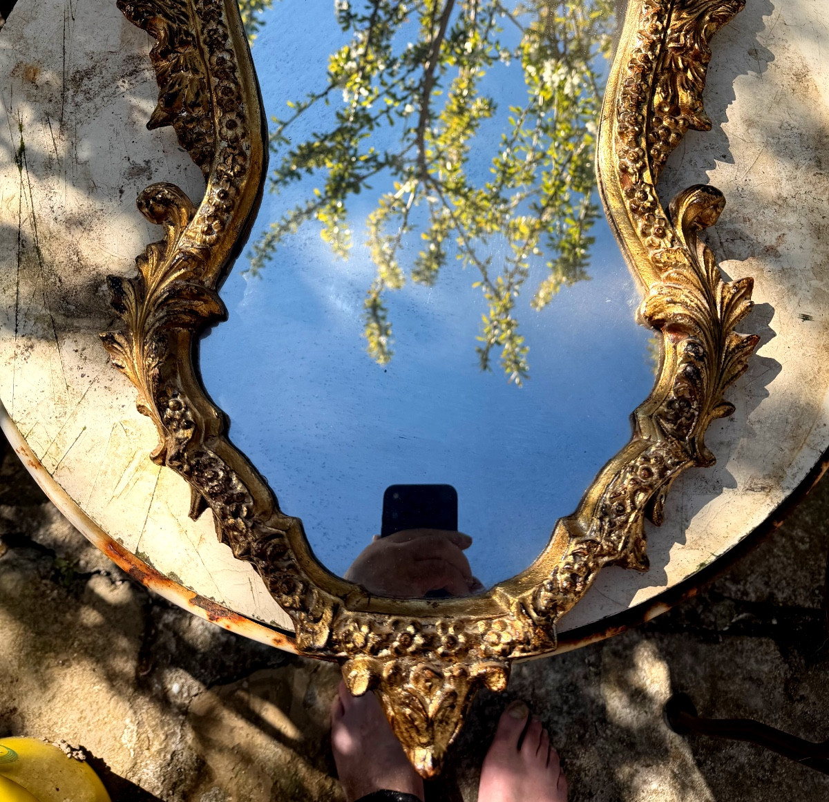 Glace Vénitienne richement sculptée de style baraque a cotés mouvementés dorée haut en panache.-photo-2