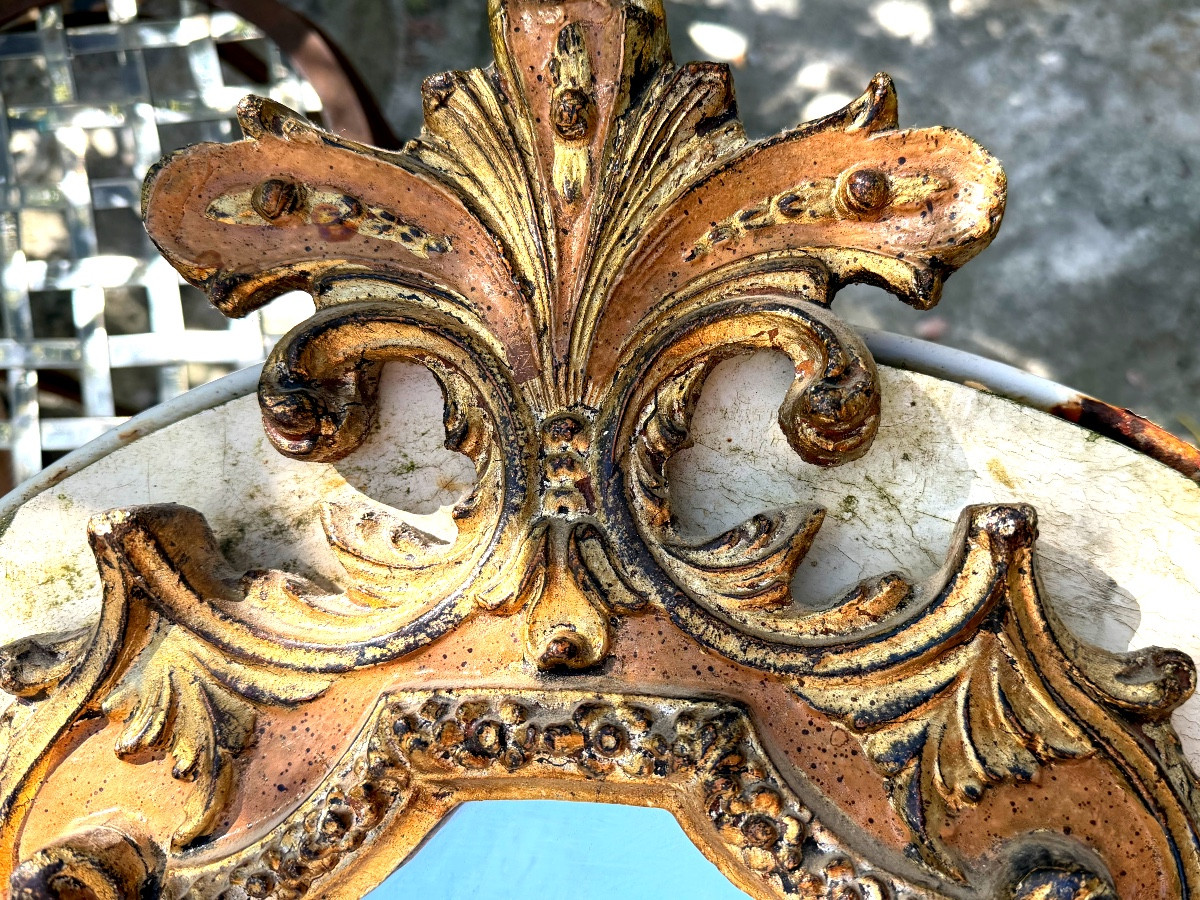 Glace Vénitienne richement sculptée de style baraque a cotés mouvementés dorée haut en panache.-photo-3