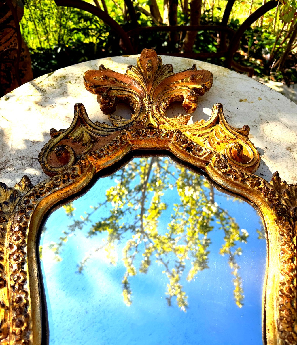 Glace Vénitienne richement sculptée de style baraque a cotés mouvementés dorée haut en panache.-photo-4